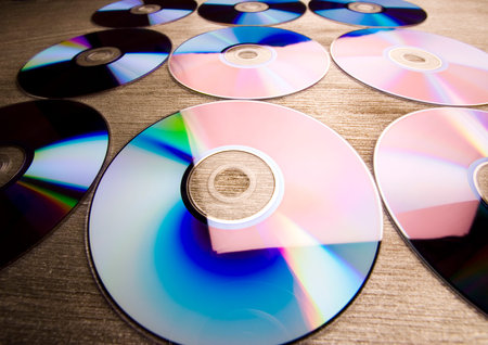 Coleção de discos físicos espalhados sobre uma superfície.